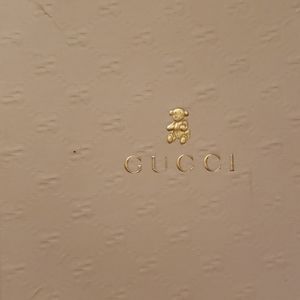 Gucci beannie and bib set